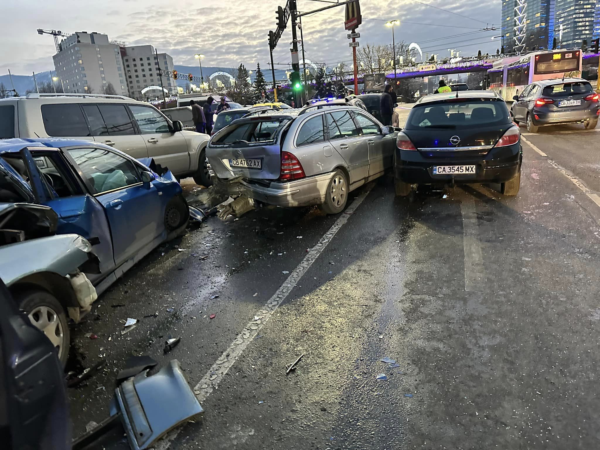 Тежка верижна катастрофа в София преди Моста на влюбените с девет ...